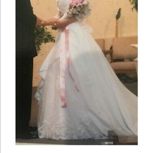 Modest Wedding Dress 3/4 Sleeve White Size 6 / 8, fits like 4/6